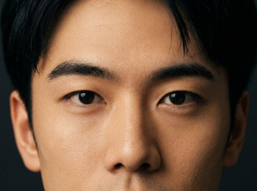 直線的に整えた、平行（ストレート）眉の男性
